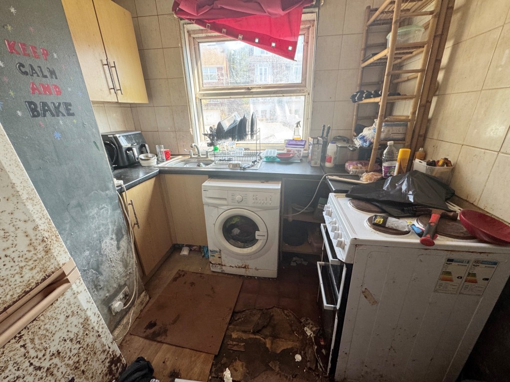 Lot: 72 - FREEHOLD BLOCK OF FOUR FLATS - Flat 2 - Kitchen